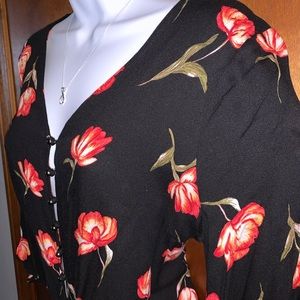 🌷 NEW! Gorgeous Floral Tied Top 🌷